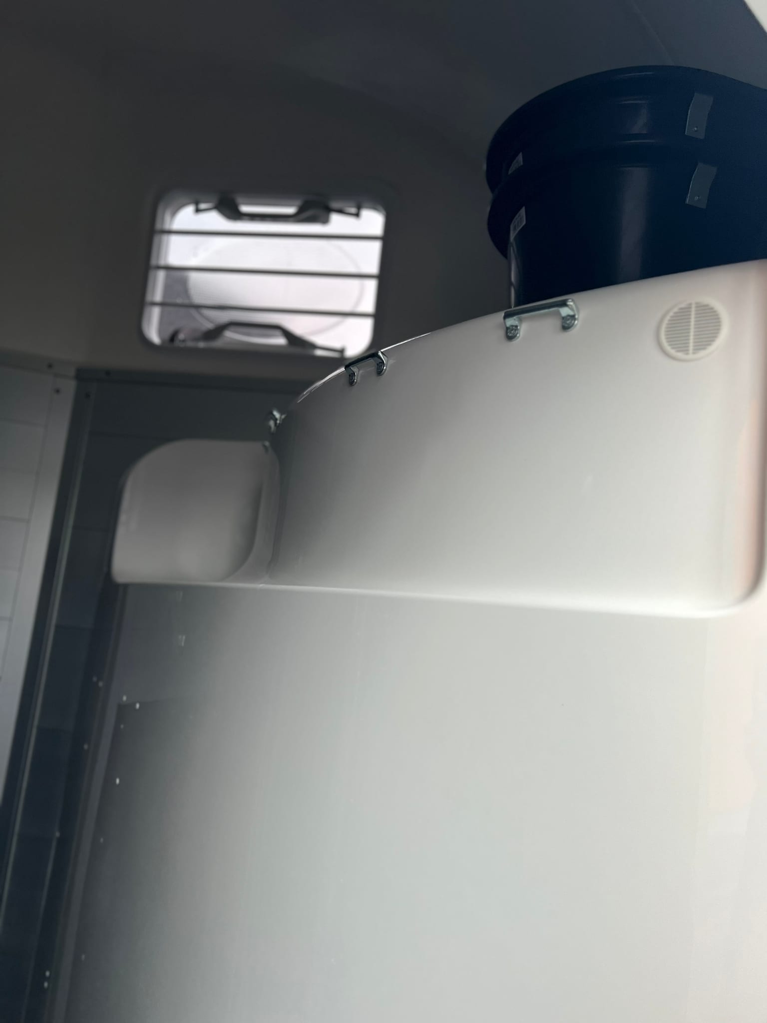 Pferdeanhänger-Aktion für Jungreiter, Equitos Alu Plus 2400 Black Metallic, Sponsor-Pferdeanhänger! mit Check Trailers Aufschrift – Bild 6