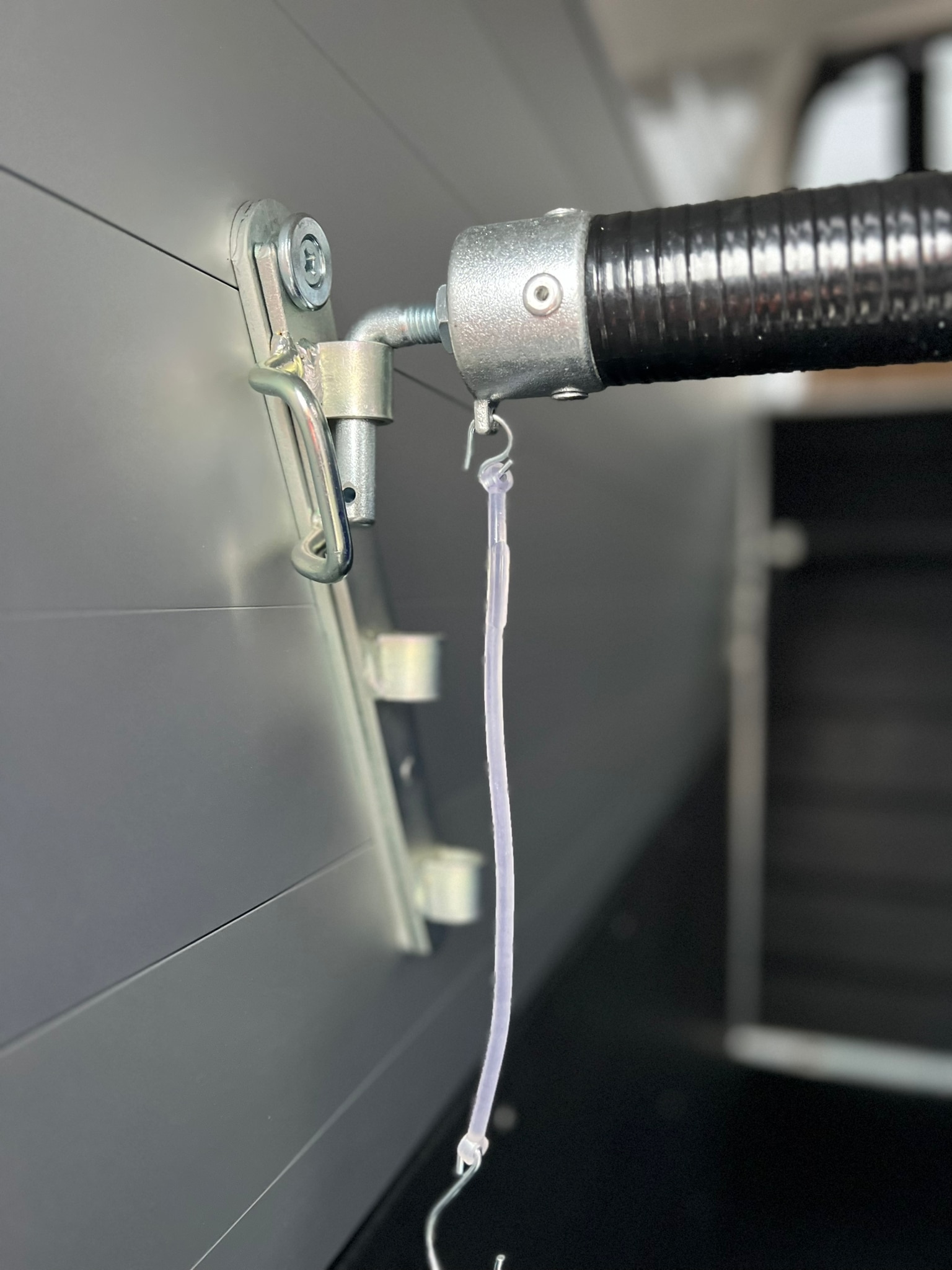 Pferdeanhänger-Aktion für Jungreiter, Equitos Alu Plus 2400 Black Metallic, Sponsor-Pferdeanhänger! mit Check Trailers Aufschrift – Bild 7