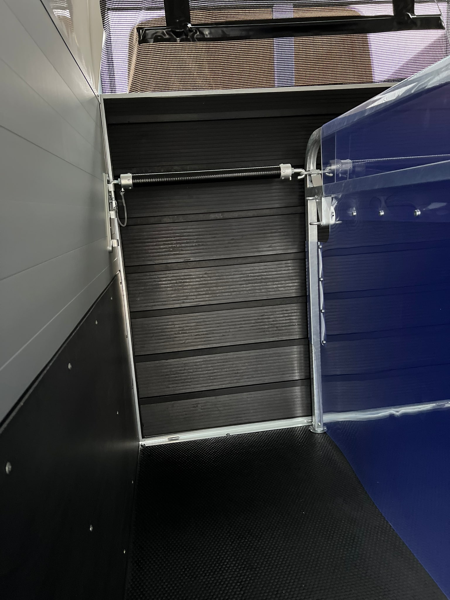 Pferdeanhänger-Aktion für Jungreiter, Equitos Alu Plus 2400 Black Metallic, Sponsor-Pferdeanhänger! mit Check Trailers Aufschrift – Bild 8