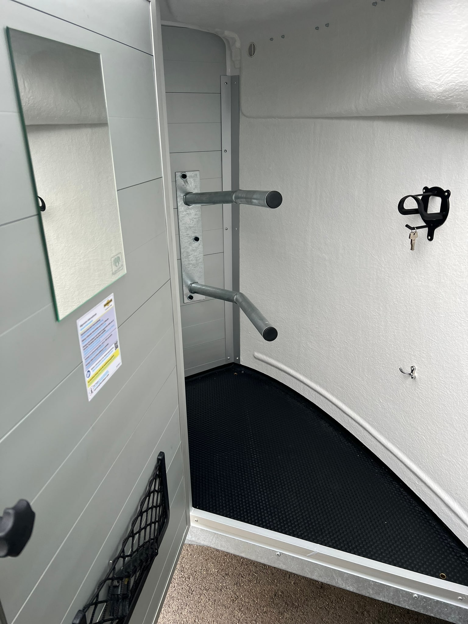 Pferdeanhänger-Aktion für Jungreiter, Equitos Alu Plus 2400 Black Metallic, Sponsor-Pferdeanhänger! mit Check Trailers Aufschrift – Bild 9